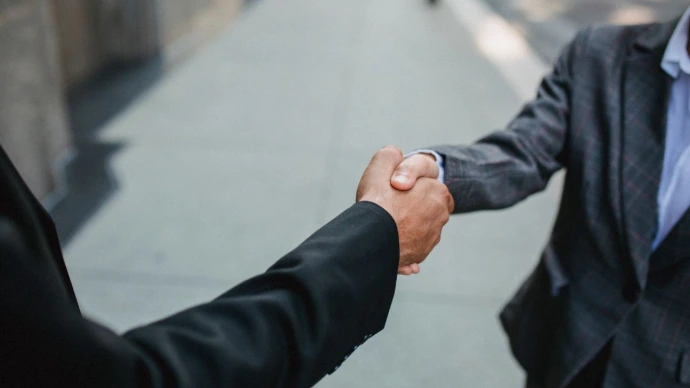 Dos personas estrechando las manos