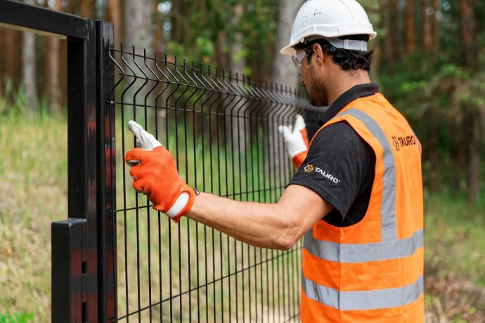 Instalador de Grupo Industrial Tauro, instalando una Reja de Acero (Reja Tauro)